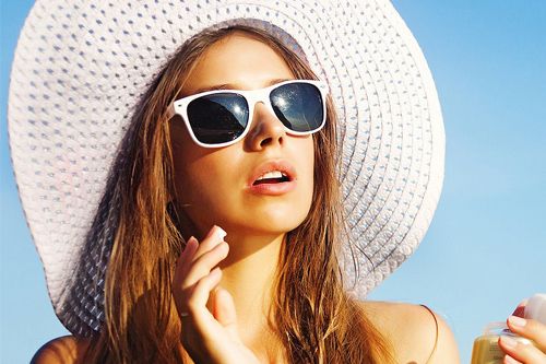 استفاده از عینک آفتابی و کلاه برای مراقبت از پوست در برابر نور خورشید